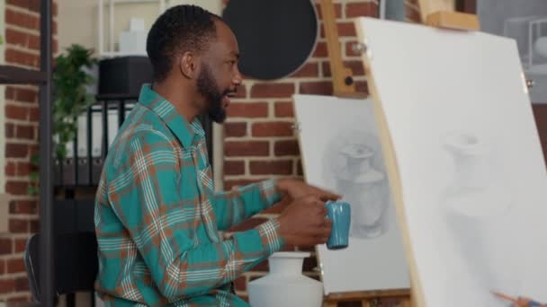 Fiatal tanár elmagyarázza rajzkészség a művészeti órán — Stock videók