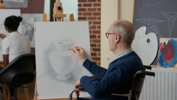 Älterer Mensch im Rollstuhl schafft Vasenzeichnung auf Leinwand — Stockvideo