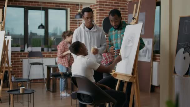 Afrikai amerikaiak rajzolnak váza váza vázlat a művészeti osztály — Stock videók