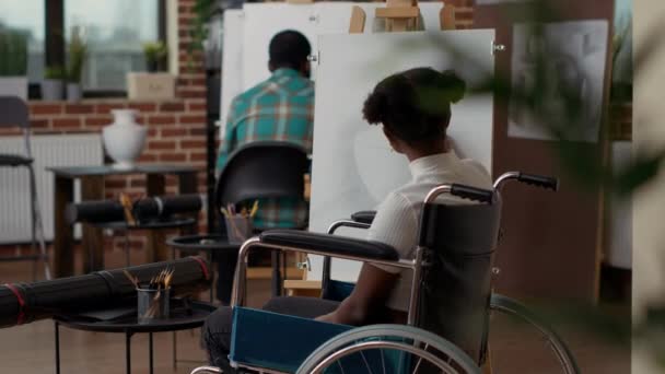 Afroamerykanka z niepełnosprawnością uczęszczająca na zajęcia plastyczne — Wideo stockowe