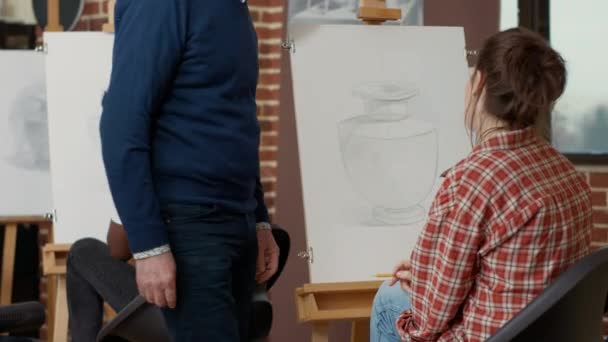 Hombre mayor hablando con artista femenina sobre dibujo de jarrón — Vídeos de Stock