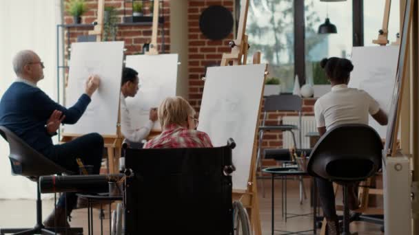 Vieja con discapacidad usando lápiz para dibujar obras de arte de jarrones — Vídeos de Stock