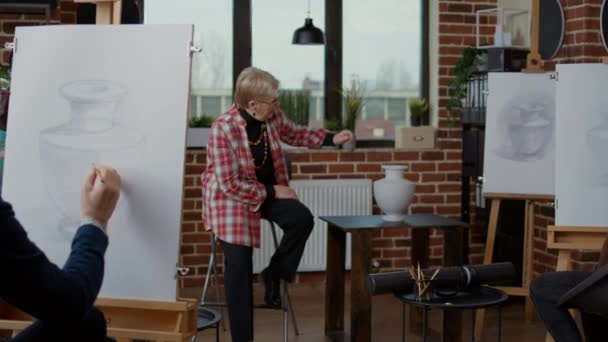 Senior kunstenaar onderwijs diverse groep studenten tekenen vaardigheden — Stockvideo