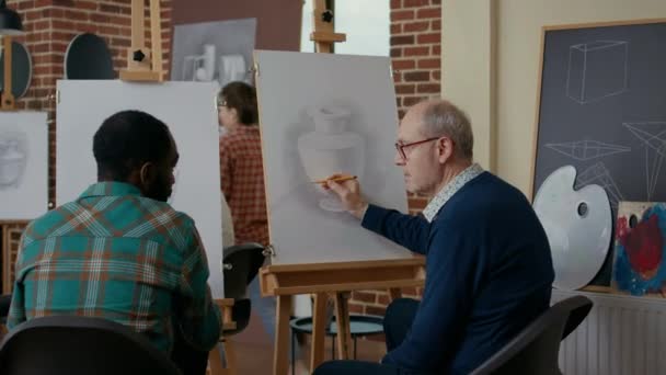 Equipe diversa de homens que frequentam aulas de arte juntos — Vídeo de Stock