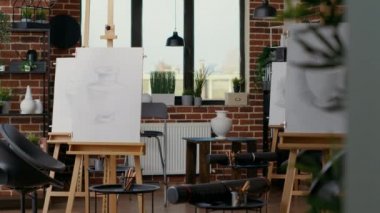 Boş alanda sanatsal ekipmanlarla donatılmış kimse yok.