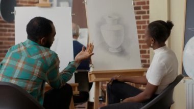 Afrika kökenli Amerikalı erkek ve kadın nesne tasarımı çiziyor