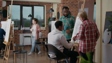 Çeşitli sanatçılar tuvale vazo çiziyor.