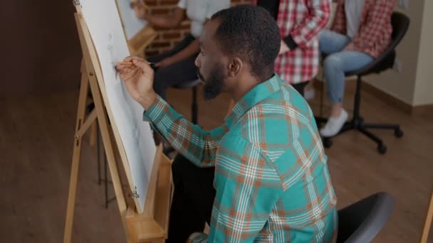 Portré afro-amerikai férfi tanul rajzolni vászonra — Stock videók