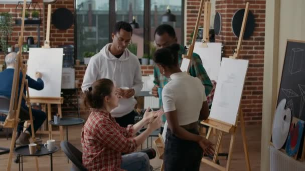 Multietnisk grupp studenter lär sig att rita skiss tillsammans — Stockvideo