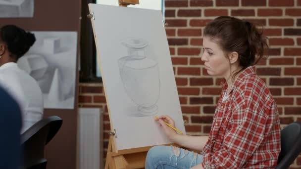 有创意的女人用铅笔描绘当代艺术 — 图库视频影像