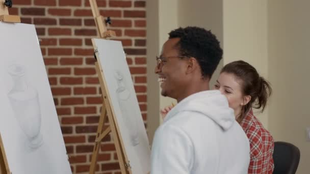 Hombre y mujer asistiendo a clase de escuela de arte para dibujar jarrón modelo — Vídeo de stock