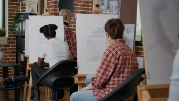 Konstnär skapa vas ritning på duk och staffli — Stockvideo