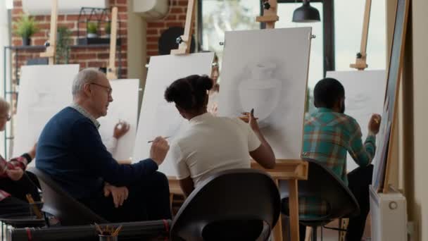 Старшеклассница говорит с молодой женщиной об уроке рисования — стоковое видео