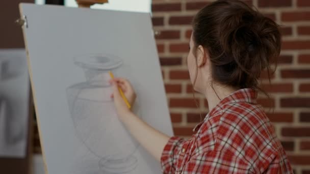 Porträt eines Kunststudenten, der Vasenmodell auf Leinwand zeichnet — Stockvideo