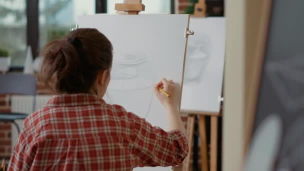 Junge Frau besucht künstlerischen Workshop zum Zeichnen von Vasenmodell — Stockvideo