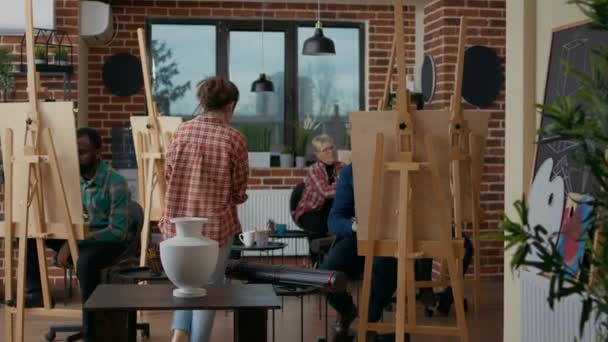 艺术课上看油画的年轻艺术家 — 图库视频影像