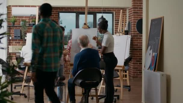 Multiethnic group of people drawing sketch on canvas — Stock Video