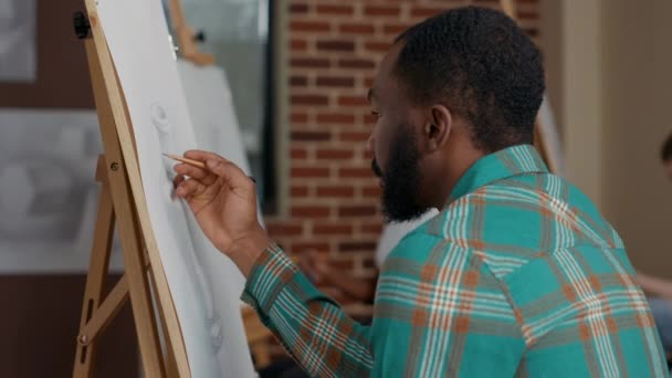 Πορτρέτο του Αφροαμερικανού μαθητή που σχεδιάζει σύγχρονο σκίτσο — Αρχείο Βίντεο