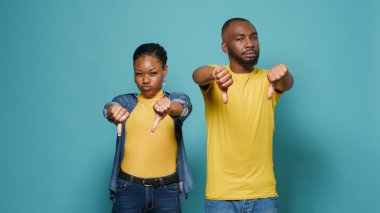 Stüdyo kamerasına baş parmak hareketi yapan insanlar hayal kırıklığına uğradı.