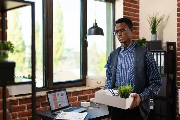 戴眼镜的非洲裔美国企业家辞职，因为他的职业有问题 — 图库照片