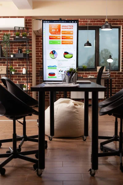 Пустой бизнес-кабинет с современным дизайном готов к финансовой встрече — стоковое фото