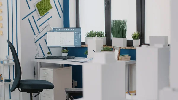 Närbild av skrivbord på arkitektkontor med digitala ritningar planer på datorn — Stockfoto