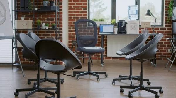 Lege ruimte voor aa support meeting met stoelen in cirkel tijdens groepstherapie sessie — Stockfoto