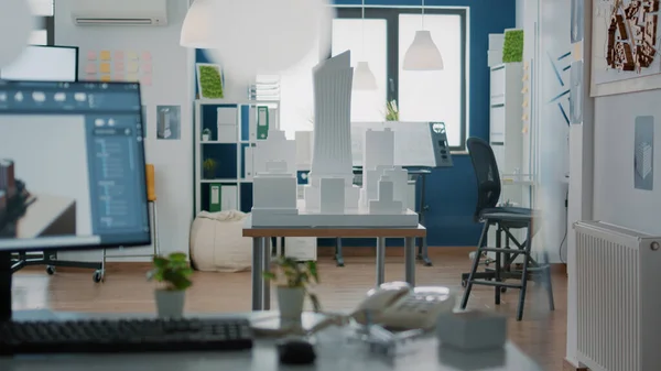 Ingen på kontoret med 3D arkitektur design och byggmodell för stadsprojekt — Stockfoto
