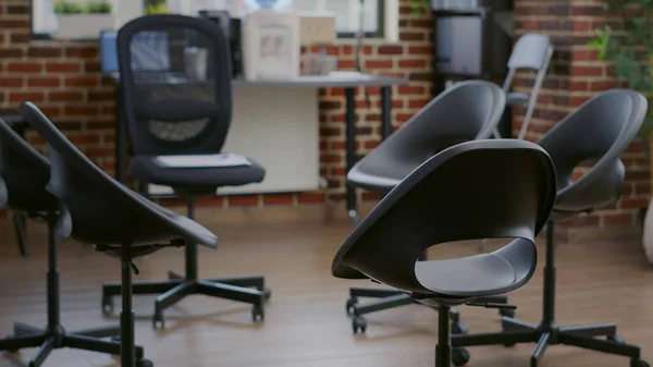 Lege aa vergaderruimte met stoelen in cirkel voorbereid voor mensen bij support group therapie — Stockfoto
