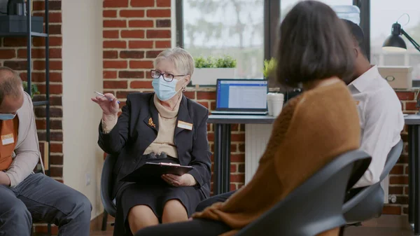 Kadın psikiyatristlerin grup terapisinde yüz maskesi takıp insanlarla konuştuğu bir yer. — Stok fotoğraf