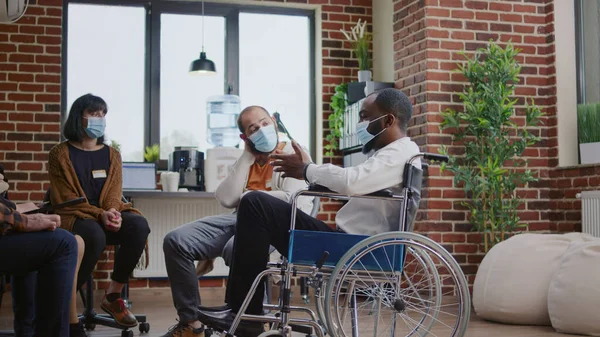 Koronavírus-világjárvány idején egy csoportterápián részt vevő afroamerikai fogyatékos férfi — Stock Fotó
