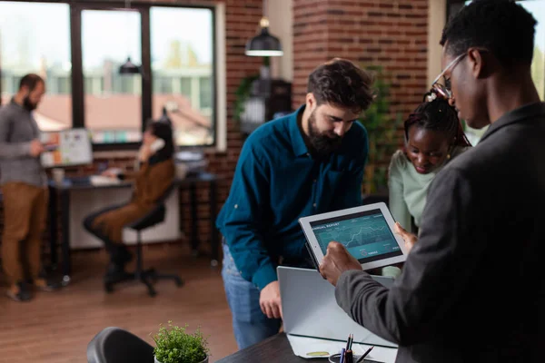 Multiraciale managers die de omzet van ondernemingen analyseren — Stockfoto