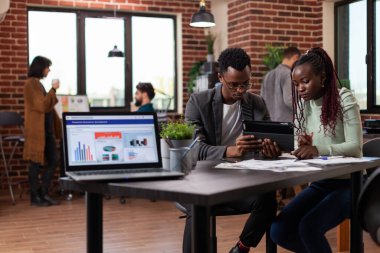 Şirketin cirosunu gösteren tablet bilgisayarlı bir iş adamı