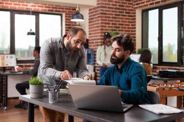 Pazarlama istatistiklerini incelemekle meşgul yöneticiler