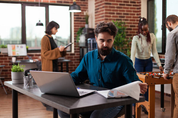 Бизнесмен проверяет маркетинговые графики, работающие на обороте компании
