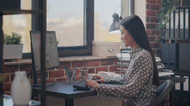 Çalışan bilgisayarla iş projesi üzerinde çalışıyor