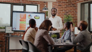 İş stratejisini sunan adam çeşitli çalışma gruplarına