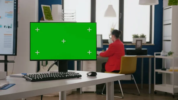 Grüner Bildschirm am Computer im Büro — Stockfoto