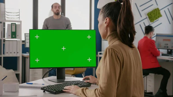 Mujer de negocios usando monitor con pantalla verde — Foto de Stock