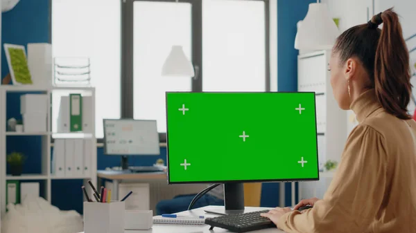 Adulto usando la pantalla verde en la pantalla del ordenador — Foto de Stock