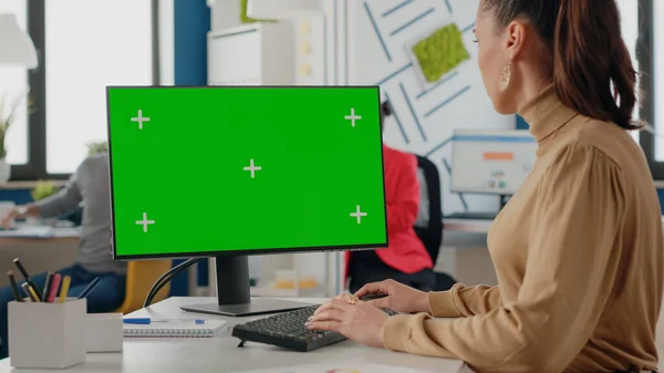 Operaio aziendale che utilizza schermo verde isolato sul monitor — Foto Stock