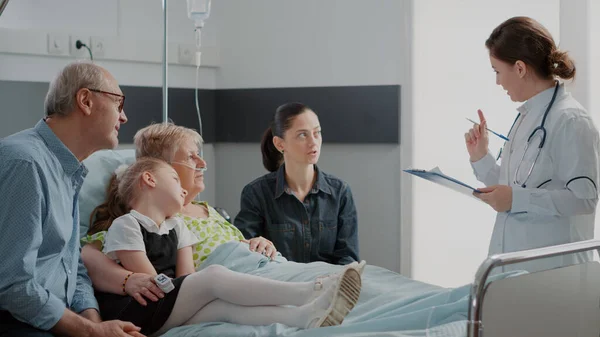 General practitioner talking to ill patient and — Foto Stock