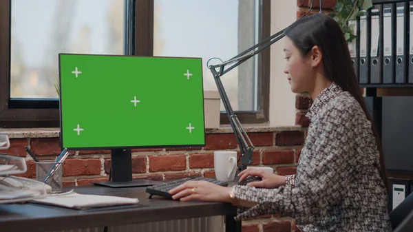 Asiatico donna lavoro su monitor con orizzontale verde schermo — Foto Stock