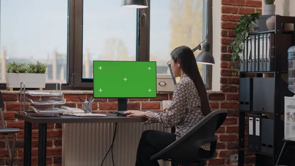 Asiatico donna guardando orizzontale verde schermo su computer — Foto Stock