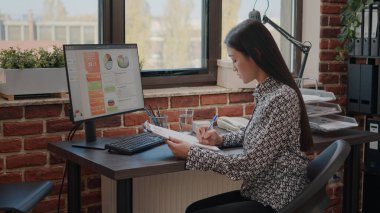 Belgeler ve bilgisayarlarla ilgili yıllık verileri analiz eden girişimci