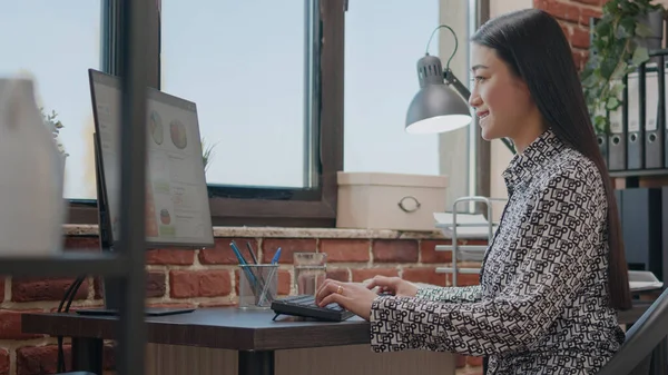 Mujer asiática escribiendo en el teclado de la computadora para planificar proyecto de negocio —  Fotos de Stock