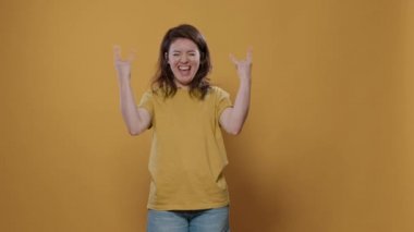 Asi kadın, pozitif tavırlı, rock 'n roll yapan, dil sürçmesi ile stüdyoda parti yapmak isteyen. Mutlu gülümseyen kendine güvenen punk rockçı kişi kendini kazanan gibi hissediyor..