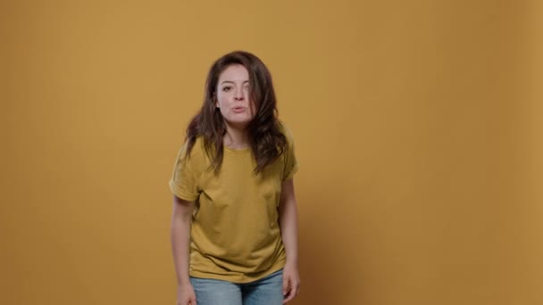 Сердита Жінка Має Агресивну Проблему Ставлення Груба Неповажна Студії Нещаслива — стокове відео