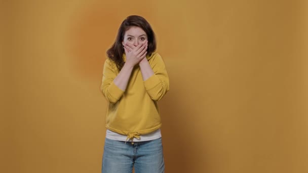 Potret Wanita Terkejut Yang Menutupi Mulut Dengan Kedua Tangan Terkejut — Stok Video