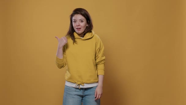 Komik Güler Yüzlü Dışavurumcu Kadın Stüdyonun Sağını Solunu Işaret Ederek — Stok video